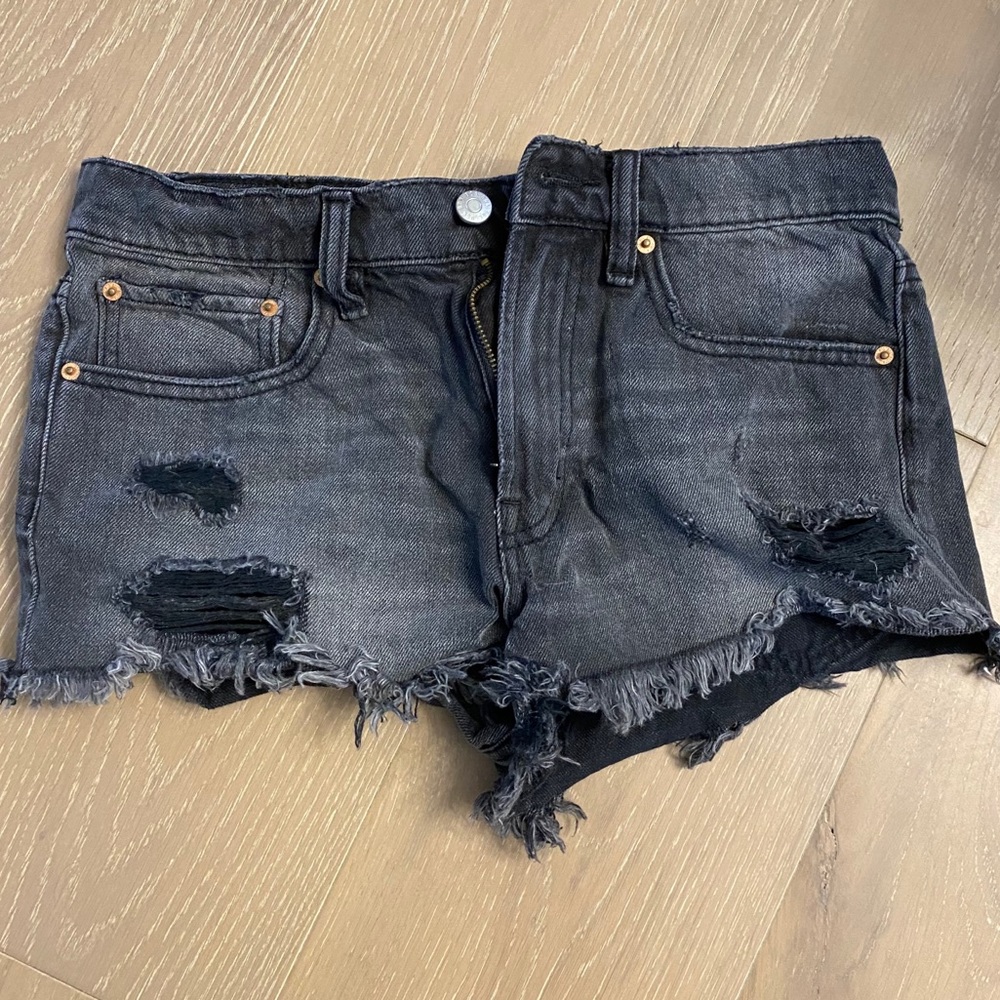 NWOT distressed BDG jean shorts women’s 26